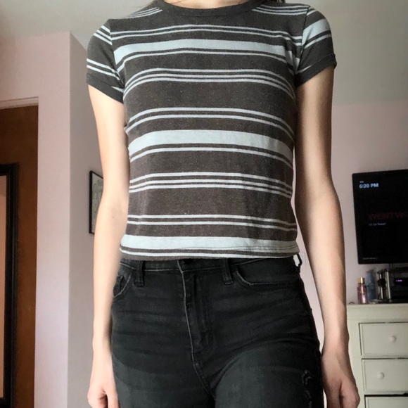 Wet Seal slightly cropped tee SMALL - Picture 1 of 4